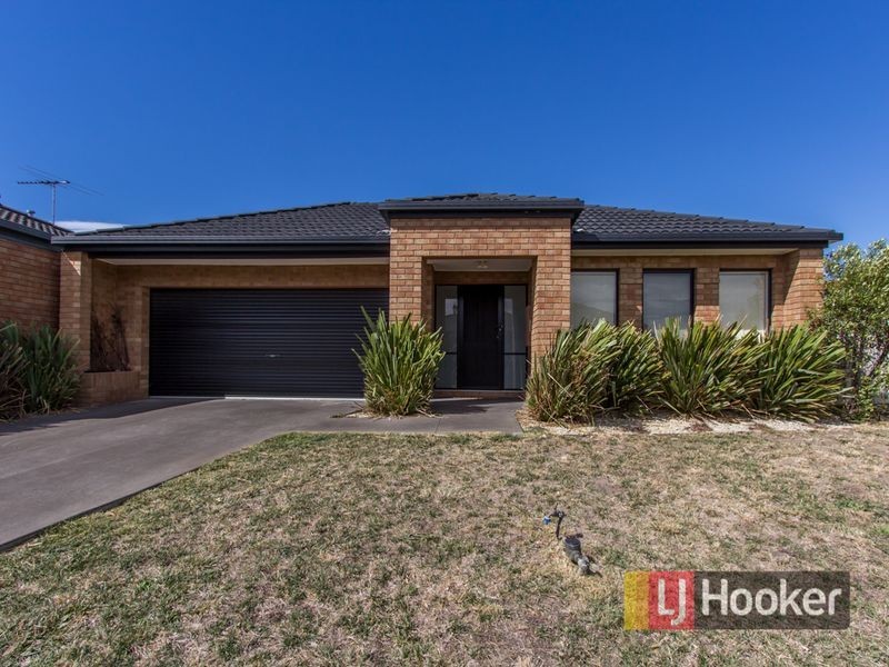 4 Gatehouse Parade, Cranbourne East VIC 3977