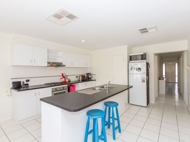 4 Gatehouse Parade, Cranbourne East VIC 3977