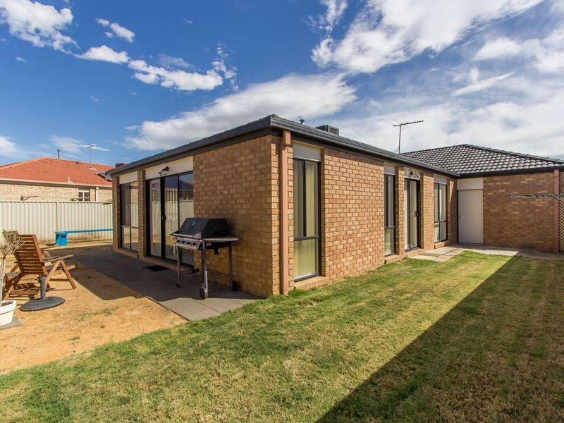 4 Gatehouse Parade, Cranbourne East VIC 3977