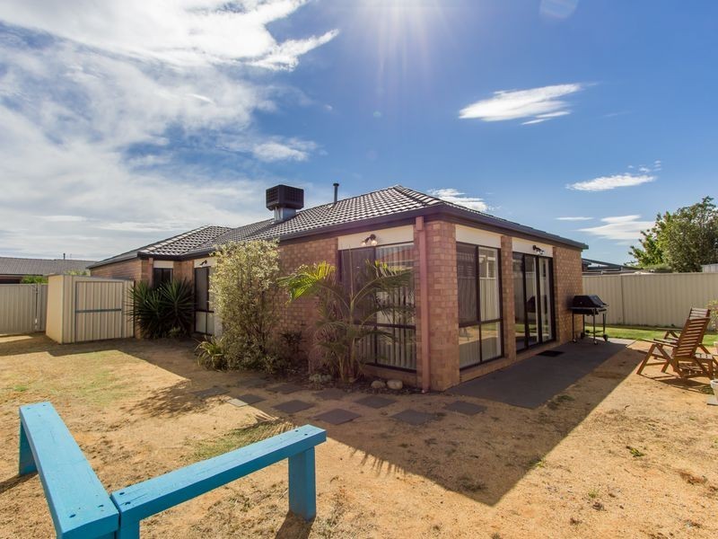 4 Gatehouse Parade, Cranbourne East VIC 3977