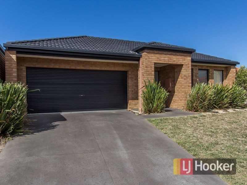 4 Gatehouse Parade, Cranbourne East VIC 3977