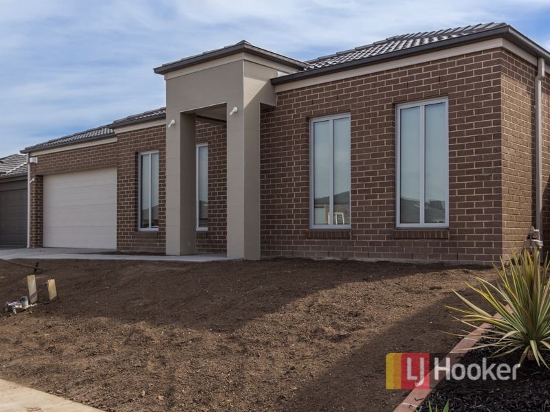 4 Faringdon Crescent, Cranbourne North VIC 3977