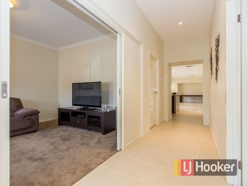 4 Faringdon Crescent, Cranbourne North VIC 3977