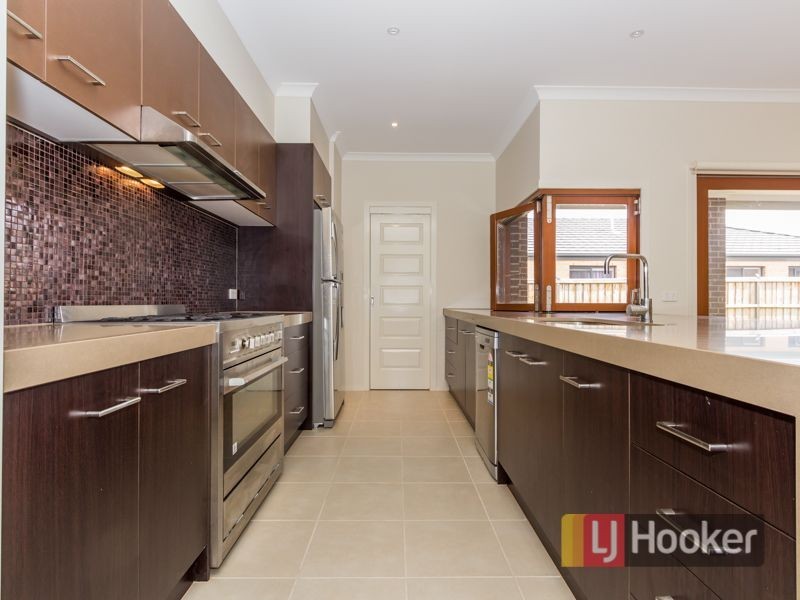 4 Faringdon Crescent, Cranbourne North VIC 3977