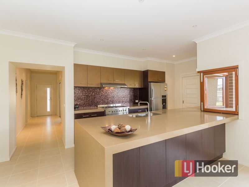 4 Faringdon Crescent, Cranbourne North VIC 3977