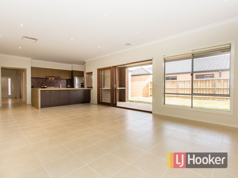 4 Faringdon Crescent, Cranbourne North VIC 3977