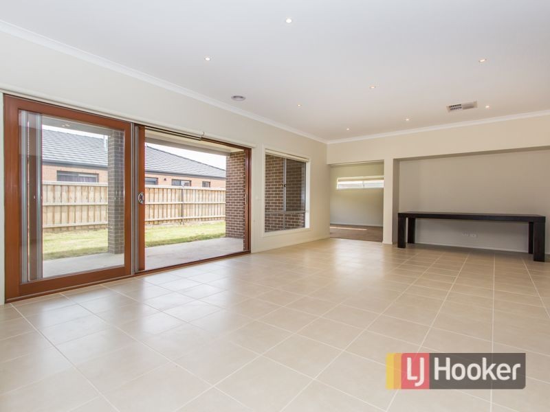 4 Faringdon Crescent, Cranbourne North VIC 3977