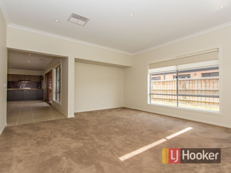 4 Faringdon Crescent, Cranbourne North VIC 3977