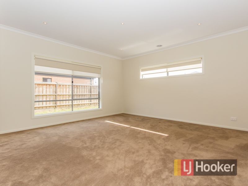 4 Faringdon Crescent, Cranbourne North VIC 3977