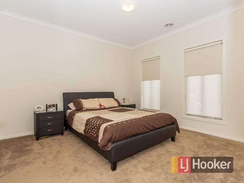 4 Faringdon Crescent, Cranbourne North VIC 3977