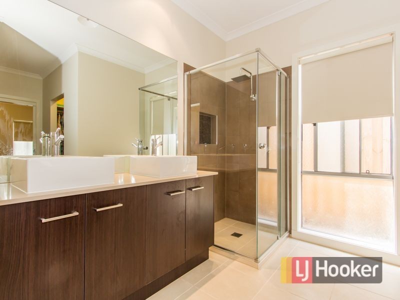 4 Faringdon Crescent, Cranbourne North VIC 3977