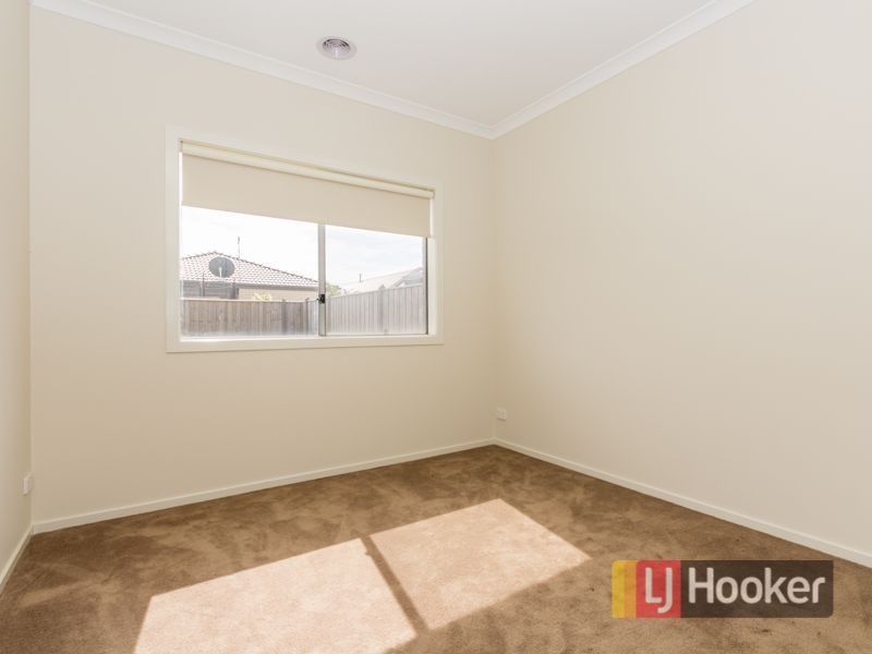 4 Faringdon Crescent, Cranbourne North VIC 3977