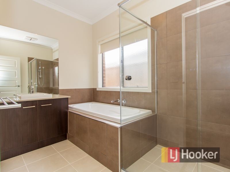 4 Faringdon Crescent, Cranbourne North VIC 3977
