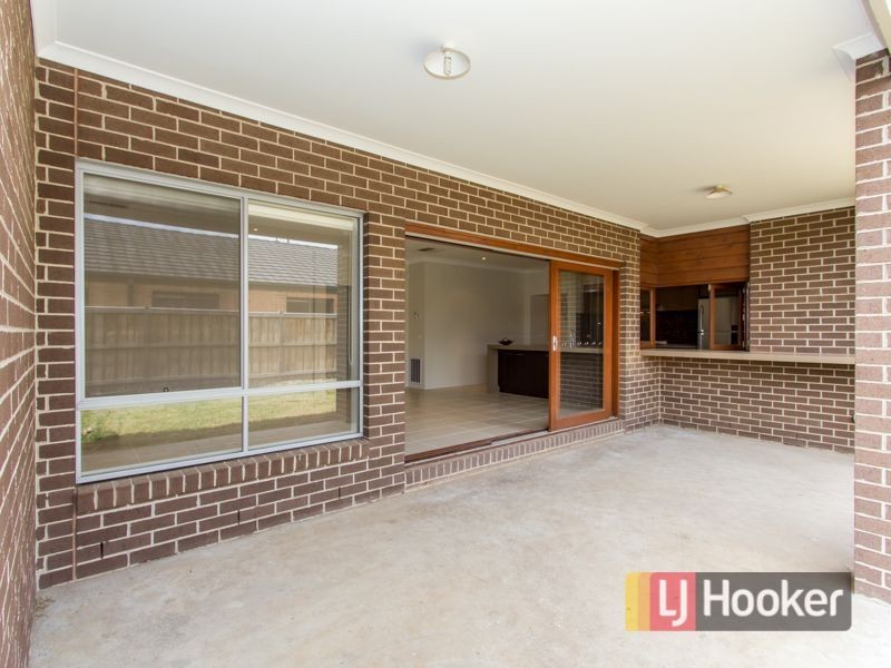 4 Faringdon Crescent, Cranbourne North VIC 3977
