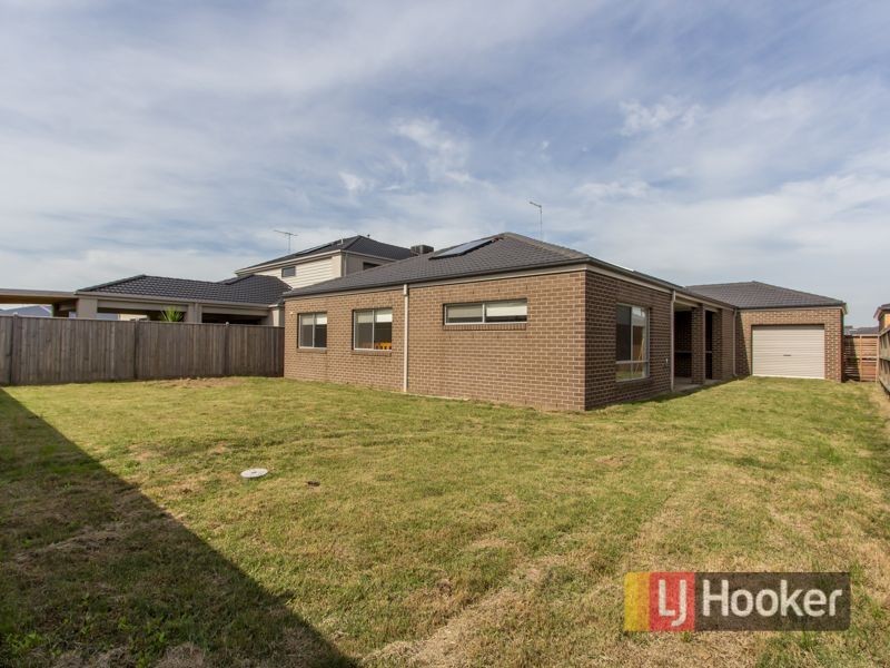 4 Faringdon Crescent, Cranbourne North VIC 3977