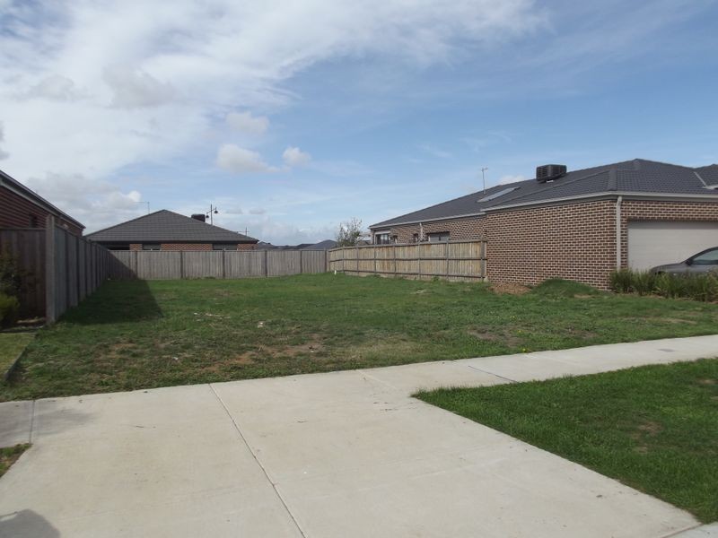 19 Faringdon Crescent, Cranbourne North VIC 3977