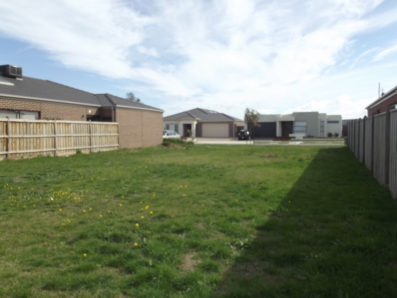 19 Faringdon Crescent, Cranbourne North VIC 3977