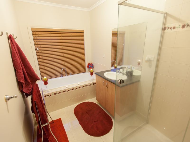 3 Sussex Avenue, Cranbourne North VIC 3977