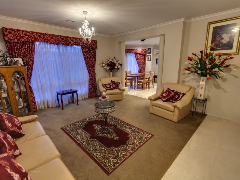 3 Sussex Avenue, Cranbourne North VIC 3977