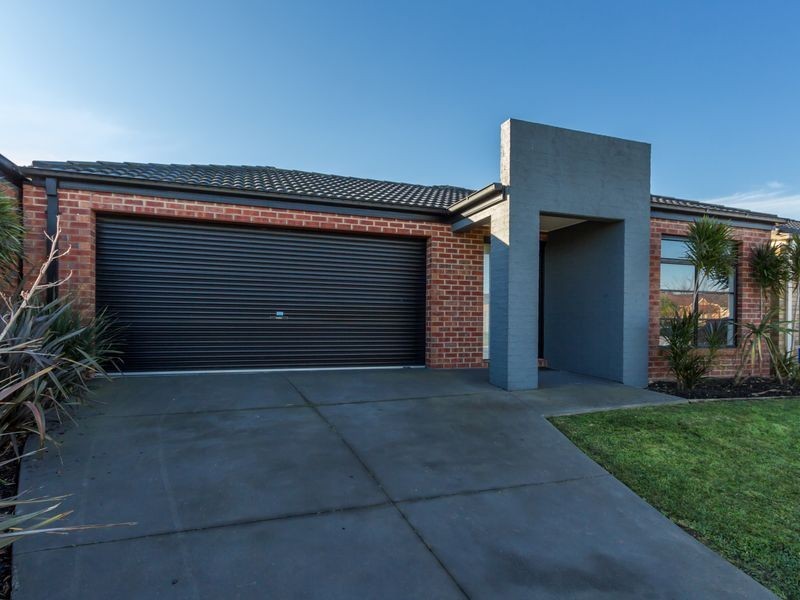 17 Greenaway Terrace, Cranbourne East VIC 3977