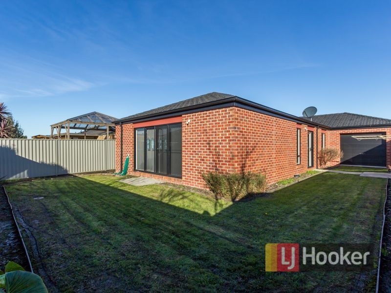 17 Greenaway Terrace, Cranbourne East VIC 3977