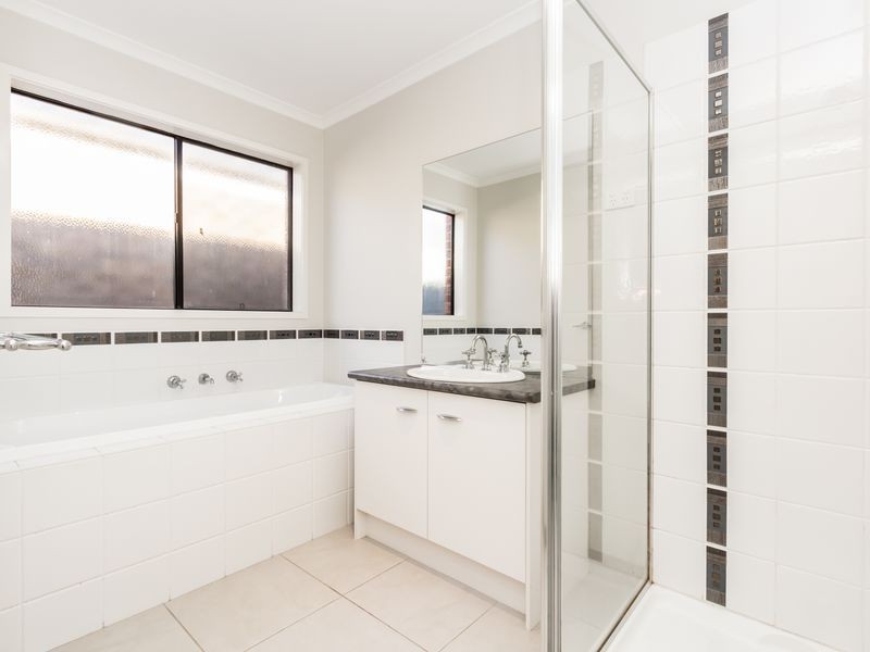 17 Greenaway Terrace, Cranbourne East VIC 3977