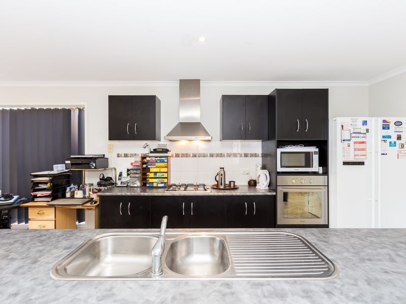 17 Greenaway Terrace, Cranbourne East VIC 3977