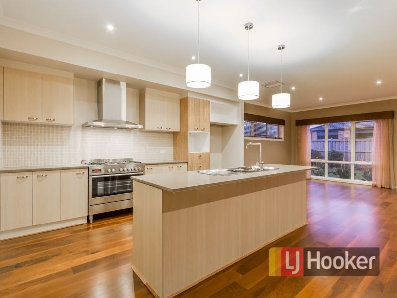 32 Mountainview Boulevard, Cranbourne North VIC 3977