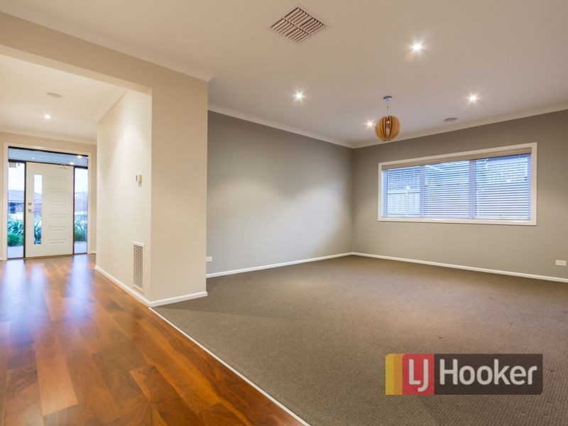 32 Mountainview Boulevard, Cranbourne North VIC 3977