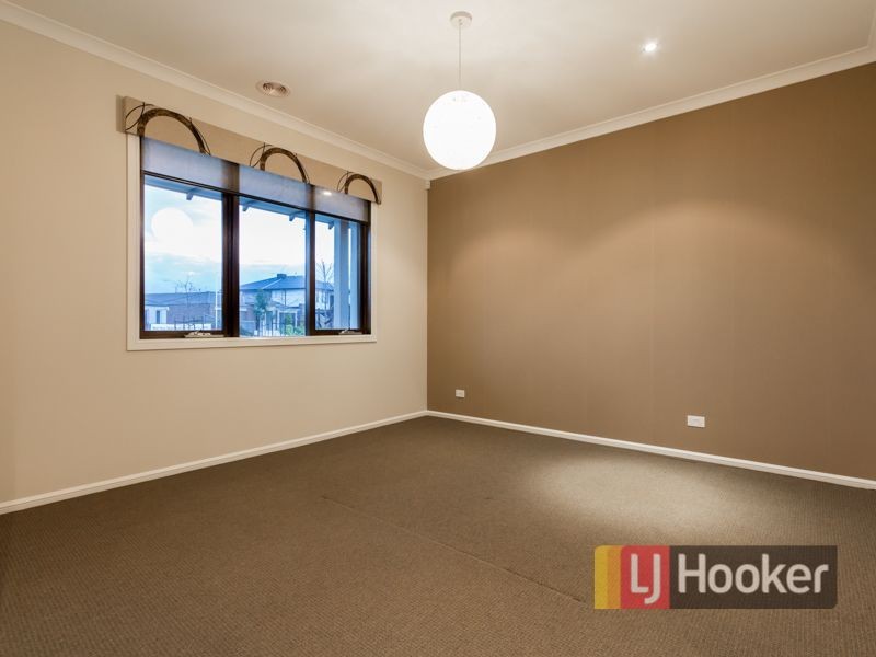 32 Mountainview Boulevard, Cranbourne North VIC 3977