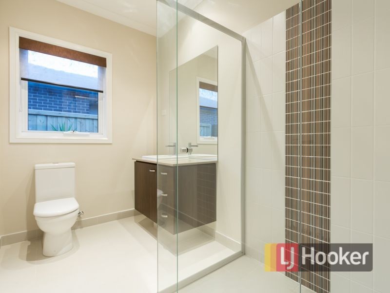 32 Mountainview Boulevard, Cranbourne North VIC 3977