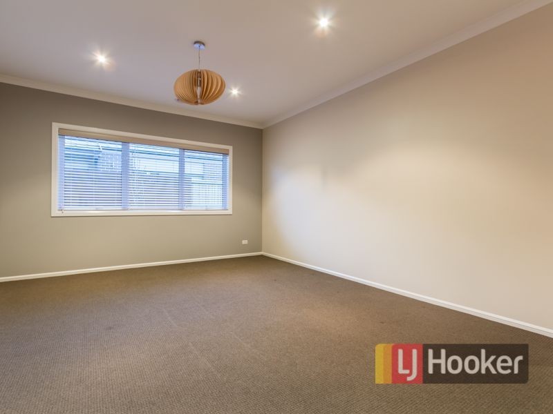 32 Mountainview Boulevard, Cranbourne North VIC 3977