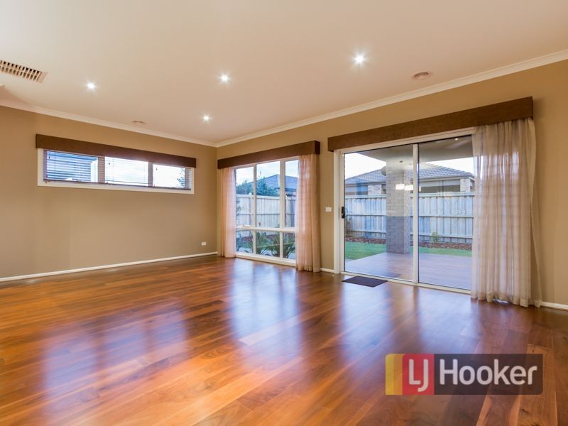 32 Mountainview Boulevard, Cranbourne North VIC 3977