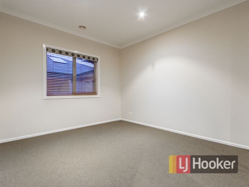 32 Mountainview Boulevard, Cranbourne North VIC 3977