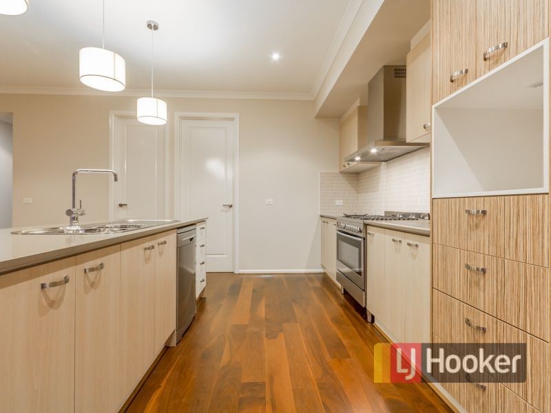 32 Mountainview Boulevard, Cranbourne North VIC 3977