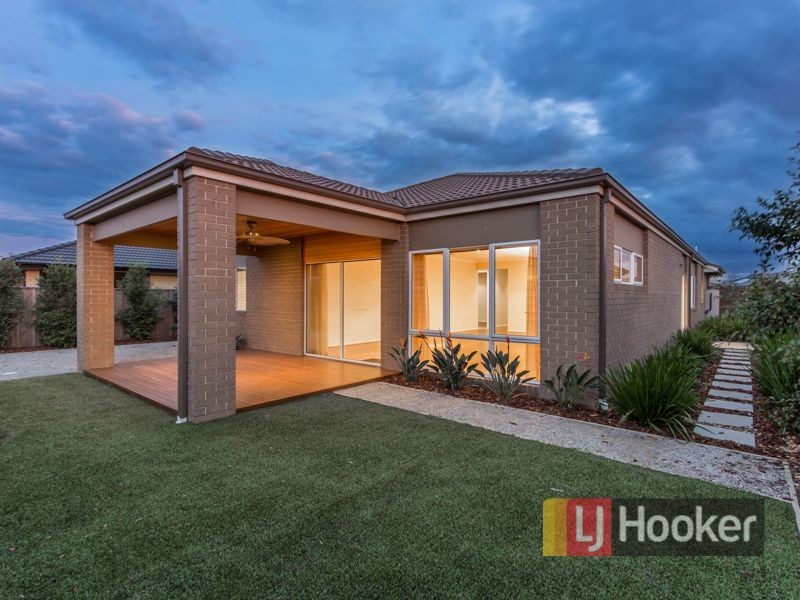 32 Mountainview Boulevard, Cranbourne North VIC 3977