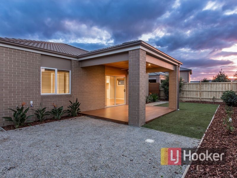 32 Mountainview Boulevard, Cranbourne North VIC 3977