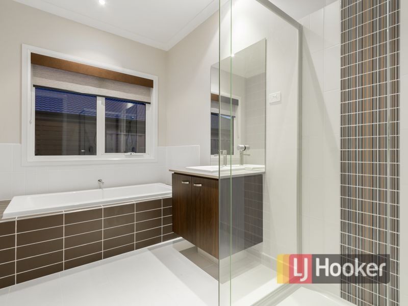 32 Mountainview Boulevard, Cranbourne North VIC 3977