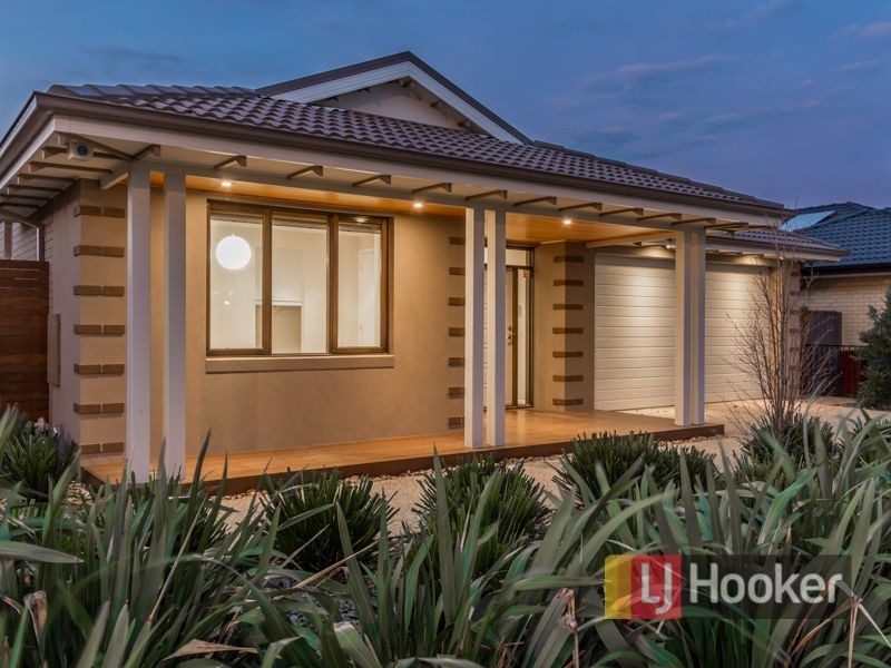 32 Mountainview Boulevard, Cranbourne North VIC 3977
