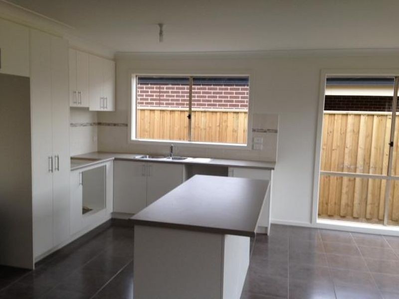 34 Valencia Circuit, Cranbourne VIC 3977