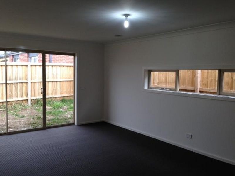 34 Valencia Circuit, Cranbourne VIC 3977