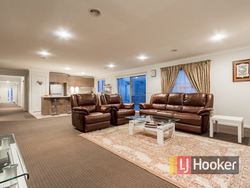 15 Olivebank Crescent, Cranbourne North VIC 3977