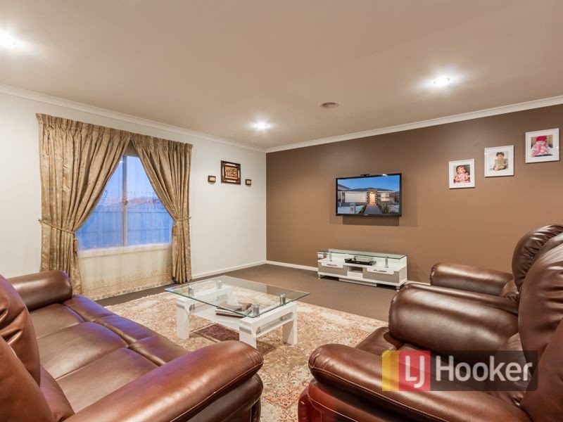 15 Olivebank Crescent, Cranbourne North VIC 3977