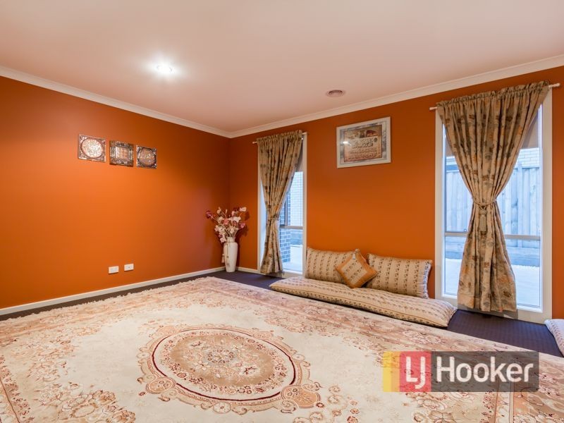 15 Olivebank Crescent, Cranbourne North VIC 3977