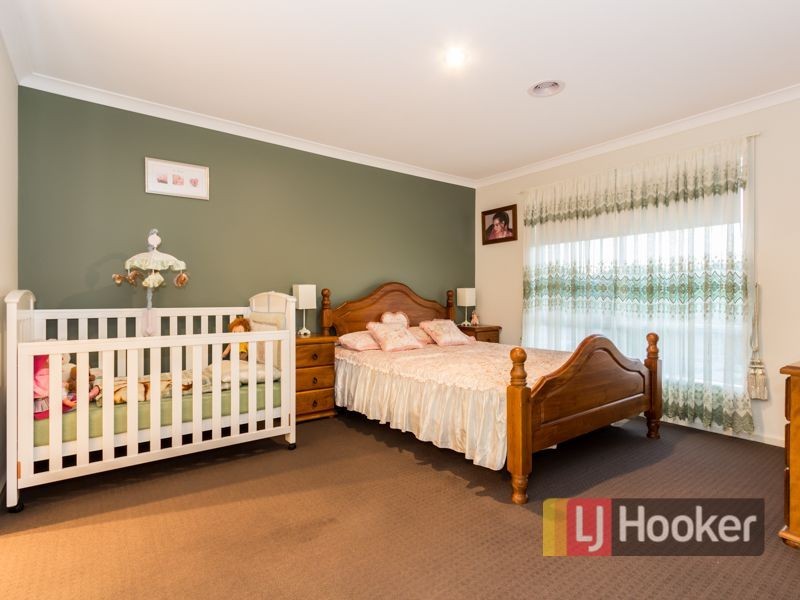 15 Olivebank Crescent, Cranbourne North VIC 3977