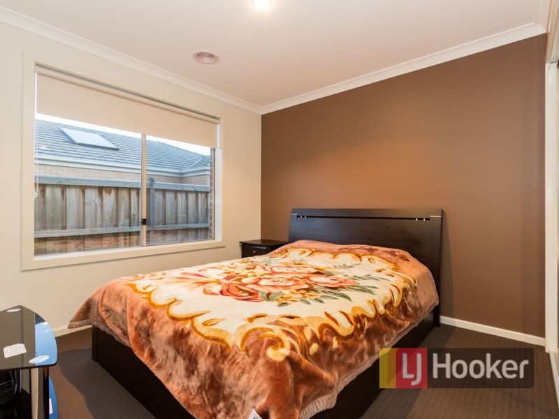 15 Olivebank Crescent, Cranbourne North VIC 3977