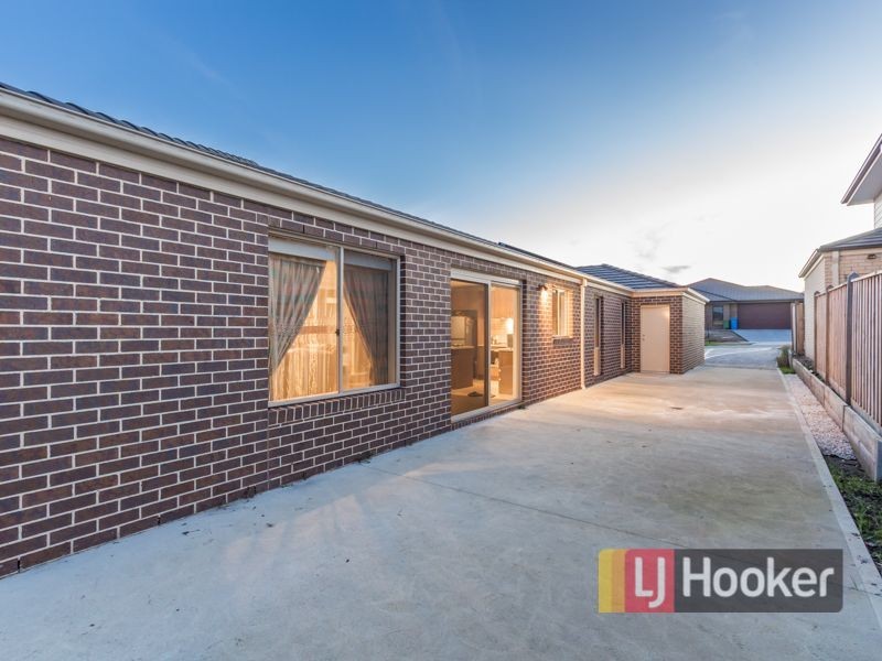 15 Olivebank Crescent, Cranbourne North VIC 3977