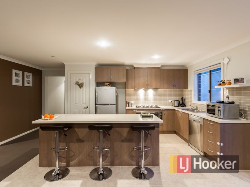 15 Olivebank Crescent, Cranbourne North VIC 3977