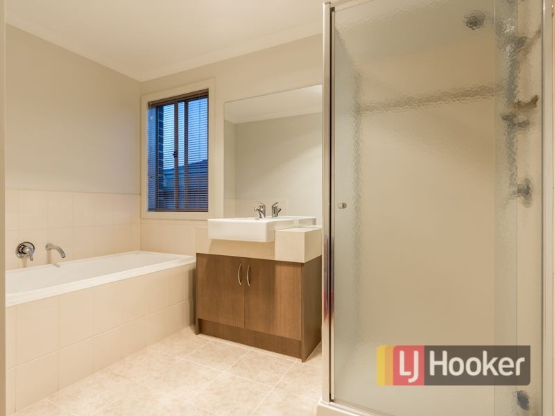 15 Olivebank Crescent, Cranbourne North VIC 3977