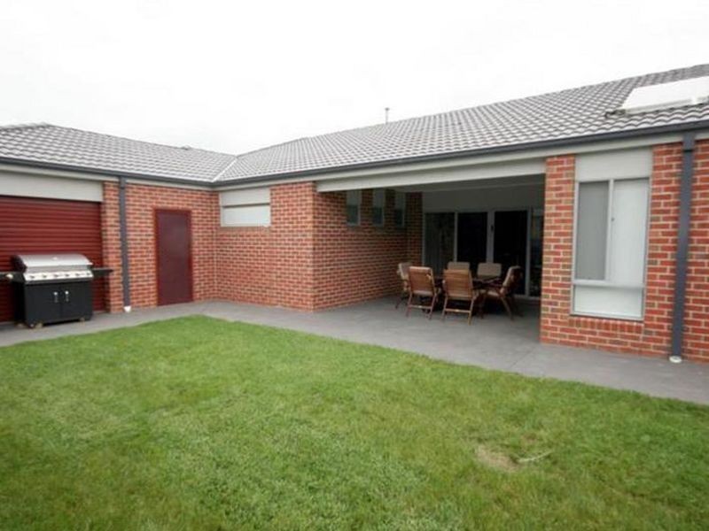 25 McCallum Drive, Cranbourne East VIC 3977